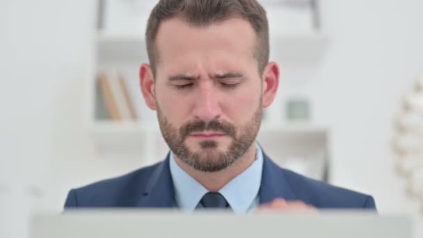Pracujący biznesmen z laptopem z bólem głowy — Wideo stockowe