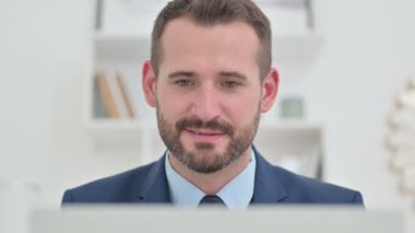 Dizüstü bilgisayarda Başarı Kutlaması Heyecanlı İş Adamı