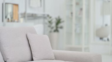 Profesyonel Genç Adam geri geliyor ve dizüstü bilgisayar açıyor