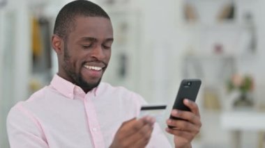 Akıllı Telefon 'da Başarılı Çevrimiçi Ödeme Yapan Afrikalı Adamın Portresi 