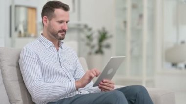 Başarı, Genç Adam Evdeki Tablette Kutlama 