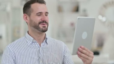 Çekici Genç Adam 'ın Tabletteki Video Çağrısı Portresi 