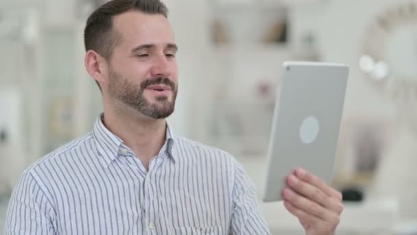 Retrato de videollamada en la tableta por el atractivo joven — Vídeos de Stock