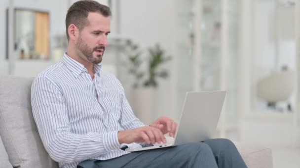 Jovem doente usando laptop tosse em casa — Vídeo de Stock