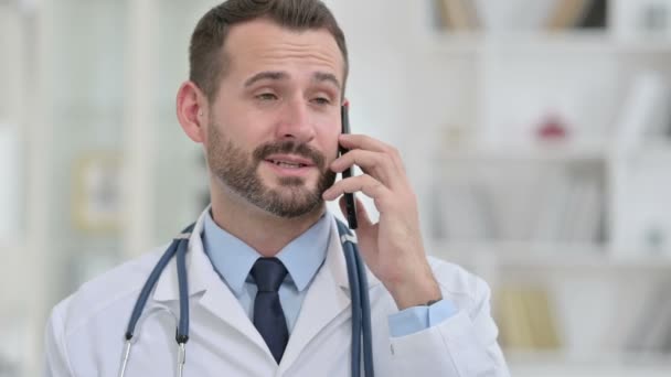 Portrait de Docteur parlant sur Smartphone — Video