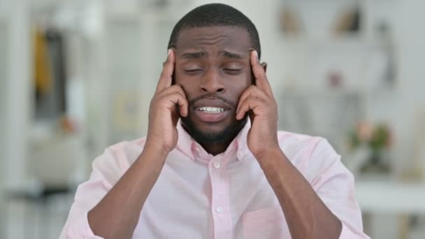 Retrato de homem africano estressado com dor de cabeça — Vídeo de Stock
