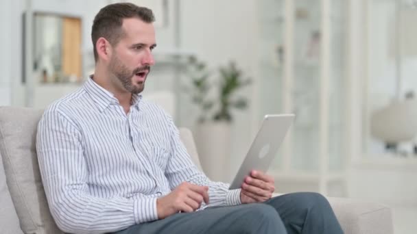 Échec, jeune homme avec perte sur tablette à la maison — Video