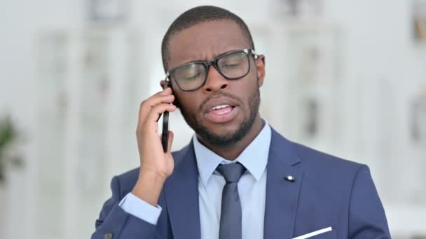 Ritratto di imprenditore africano professionista che parla su Smartphone — Video Stock