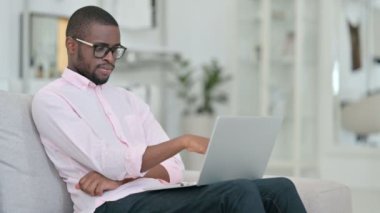 Düşünceli Afrikalı Adam Evdeki Bilgisayarda Düşünüyor ve Çalışıyor 