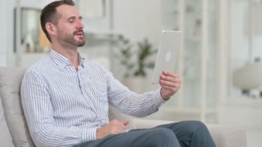 Neşeli Genç Adam Tablet 'te Video Sohbeti yapıyor 