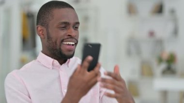 Akıllı Telefonla Konuşan Neşeli Afrikalı Adamın Portresi 