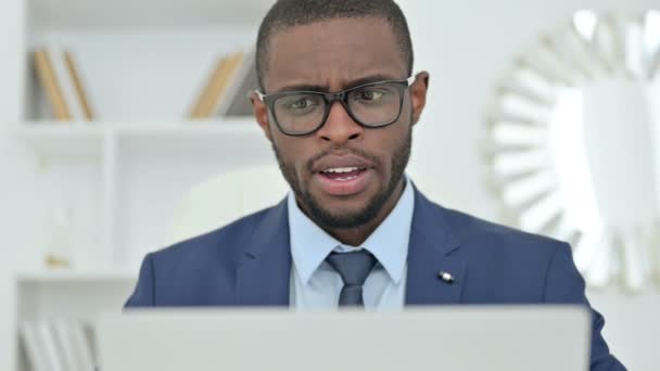 Portrét afrického podnikatele při videohovoru na notebooku — Stock video