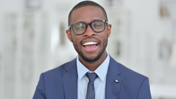 Retrato del alegre empresario africano haciendo videollamada — Vídeos de Stock