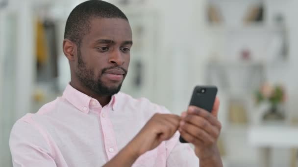 Retrato del hombre africano serio usando Smartphone — Vídeo de stock