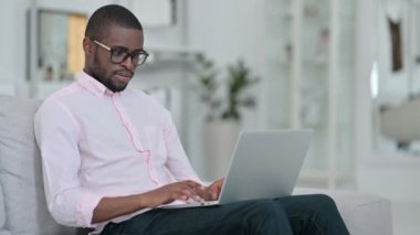 Başarısız, Afrikalı Adam 'ın evinde dizüstü bilgisayarı var. 