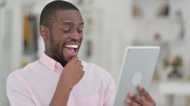 Tablet 'te Konuşan Afrikalı Adamın Portresi 