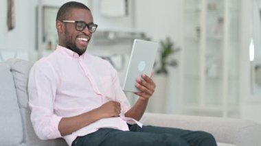 Genç Afrikalı Adam Evdeki Tablet 'te Video Çağrısı yapıyor 