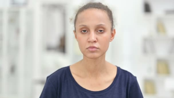 Porträt einer enttäuschten Afrikanerin, die den Daumen senkt — Stockvideo