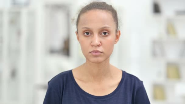 Porträt einer attraktiven Afrikanerin, die per Kopfschütteln Nein sagt — Stockvideo