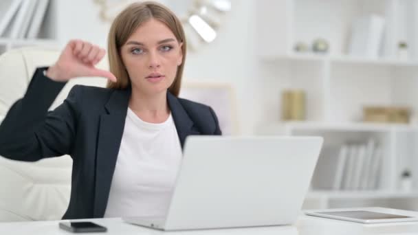 Pouces vers le bas par jeune femme d'affaires déçue au travail — Video