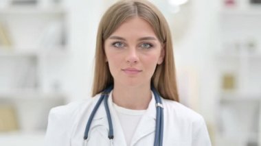 Pozitif Genç Doktorun Portresi İşaretleri Gösteriyor 