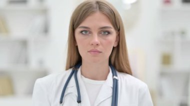 Genç doktorun portresi parmak iziyle hayır diyor. 