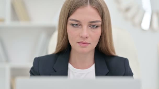 Närbild av affärskvinna Arbeta på laptop — Stockvideo