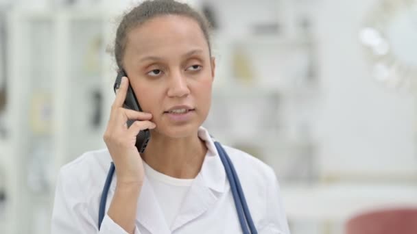 Retrato de Jovem Médico Africano Falando em Smartphone — Vídeo de Stock