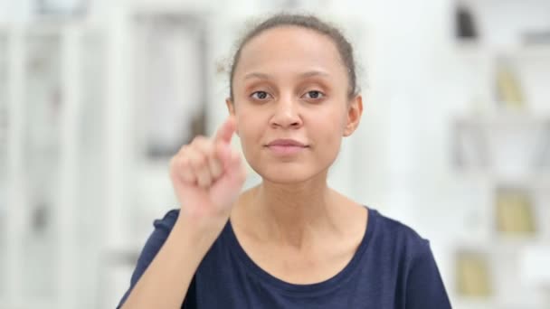 Retrato de mujer africana con el dedo en la punta e invitando — Vídeos de Stock