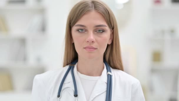 Portret van een teleurgestelde jonge dokter met duimen naar beneden — Stockvideo