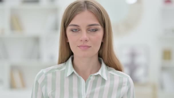 Portrait de la jeune femme joyeuse agitant à la caméra — Video