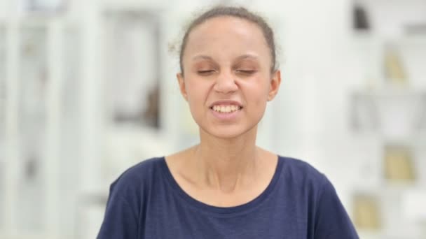 Πορτρέτο της εξαντλημένης αφρικανικής γυναίκας που έχει πονοκέφαλο — Αρχείο Βίντεο