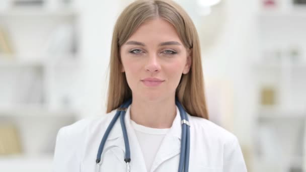 Portret van Vrolijke jonge dokter glimlachend naar de camera — Stockvideo