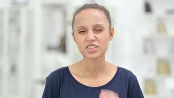 Portret van jonge Afrikaanse vrouw met tandpijn — Stockvideo