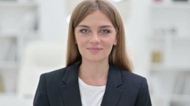 Kameraya el sallayan neşeli genç iş kadınının portresi 
