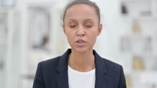 Porträtt av afrikansk affärskvinna som säger nej efter huvud skakning — Stockvideo
