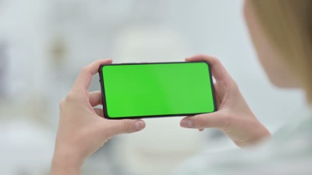 Žena Sledování Smartphone se zeleným klíčem Chroma Screen — Stock video