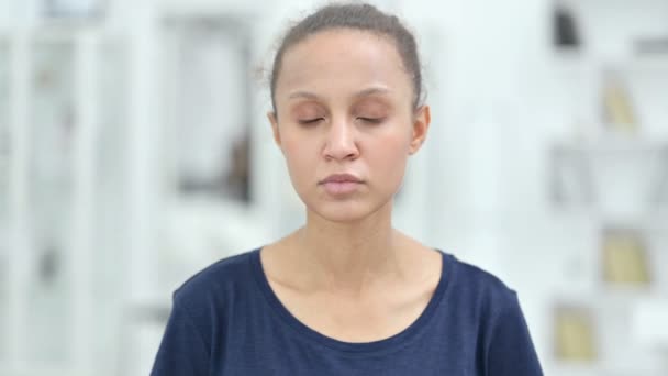 Retrato de mujer africana trastornada sintiéndose conmocionada — Vídeo de stock