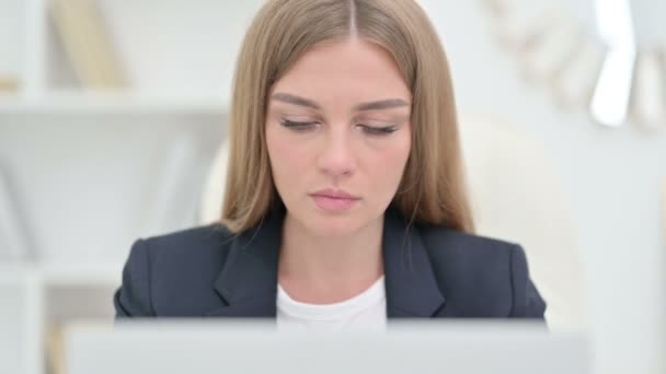 Gros plan de la femme d'affaires excitée célébrant le succès sur ordinateur portable — Video