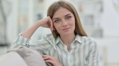 Rahatlatıcı Ciddi Kadın Kameraya Bakıyor