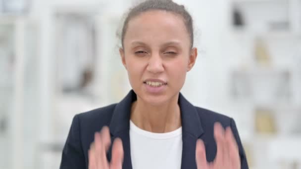 Portret van een vermoeide Afrikaanse zakenvrouw met hoofdpijn — Stockvideo