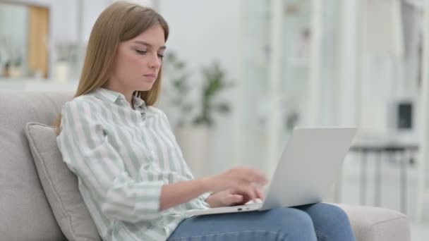 Trabalhador jovem mulher fechando laptop e indo embora — Vídeo de Stock