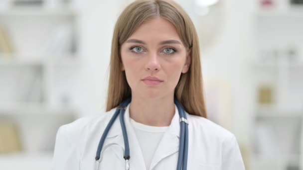 Porträtt av seriös ung läkare tittar på kameran — Stockvideo