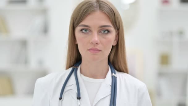 Retrato de un joven y serio doctor mirando a la cámara — Vídeos de Stock