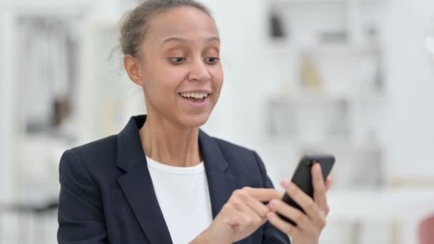 Portrait de femme d'affaires africaine célébrant le succès sur Smartphone — Video