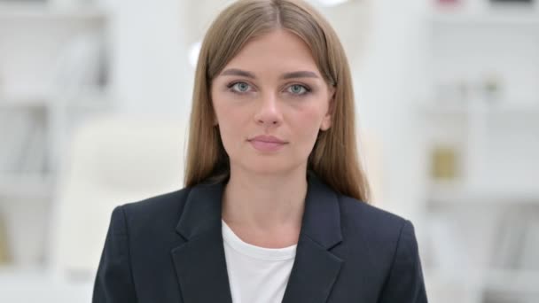 Retrato de la joven empresaria emocionada celebrando el éxito — Vídeos de Stock