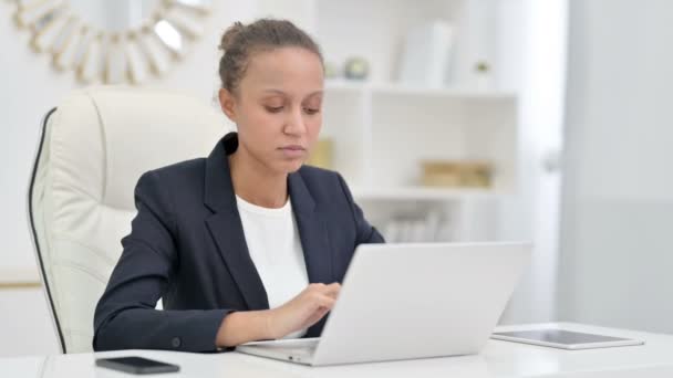 Sjuk afrikansk affärskvinna med laptop Hosta i Office — Stockvideo