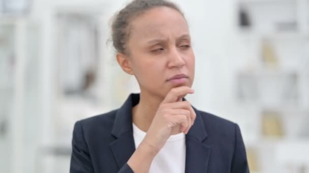 Retrato de Empresária Africana Pensando em Algo — Vídeo de Stock