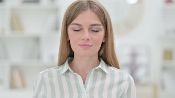 Portrait de la jeune femme excitée applaudissements — Video