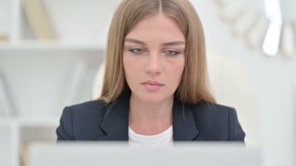 Junge Geschäftsfrau mit Laptop hat Zahnschmerzen — Stockvideo